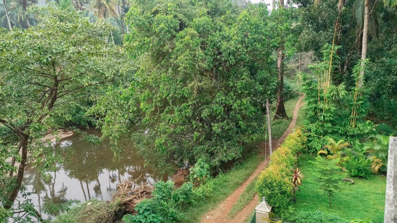 Athirapilly On The Rocks Hotel Athirappilly Exterior foto