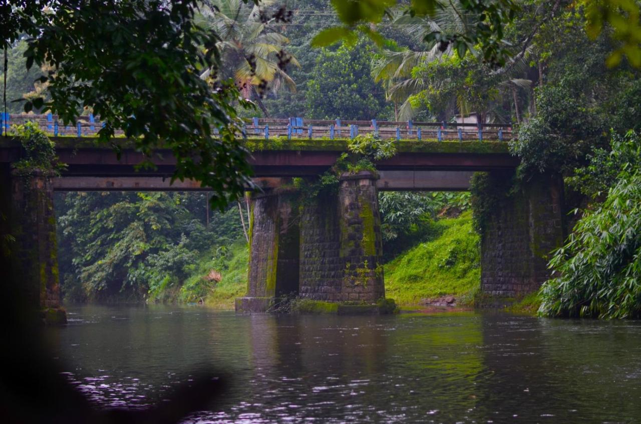 Athirapilly On The Rocks Hotel Athirappilly Exterior foto