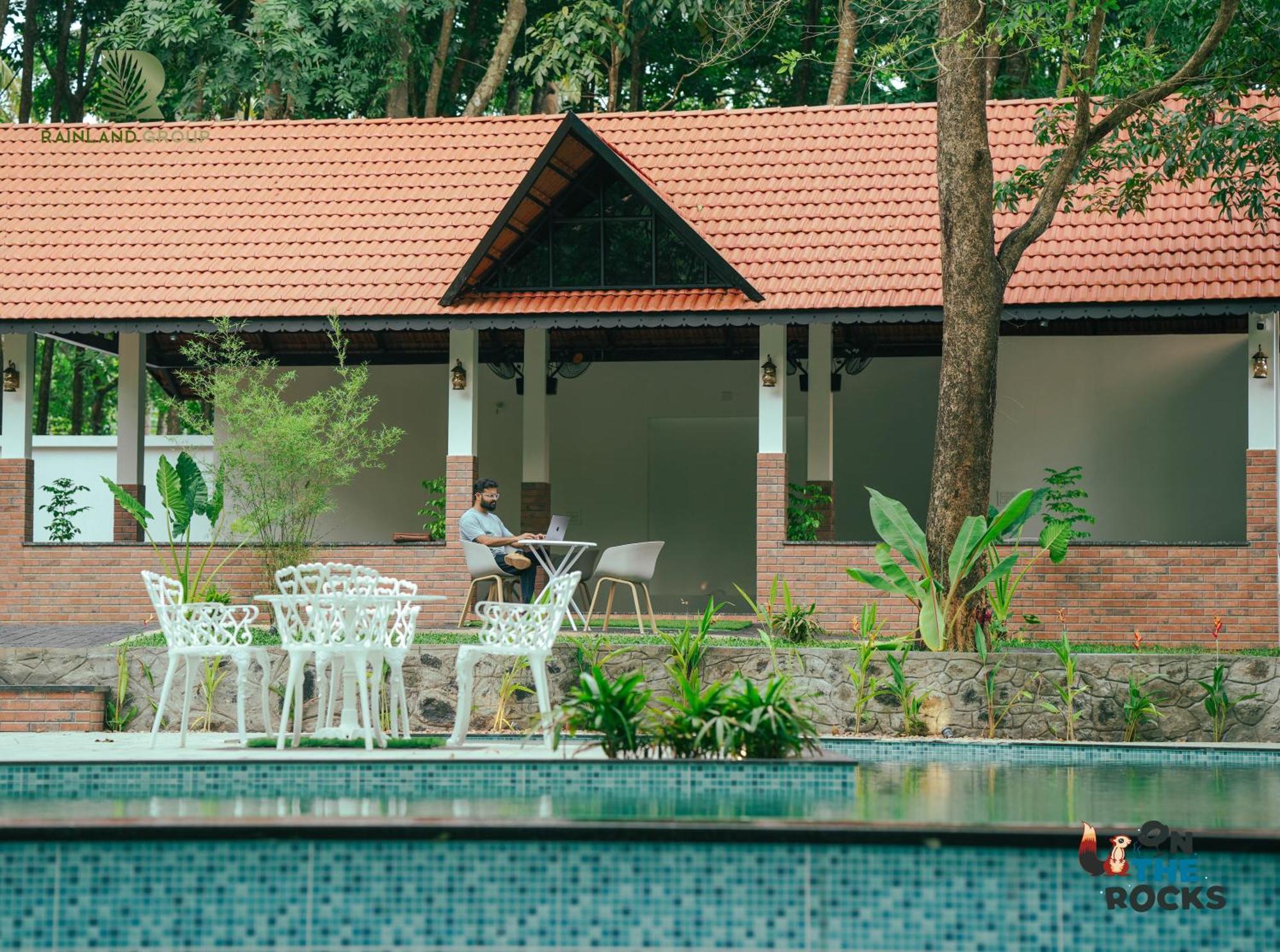 Athirapilly On The Rocks Hotel Athirappilly Exterior foto