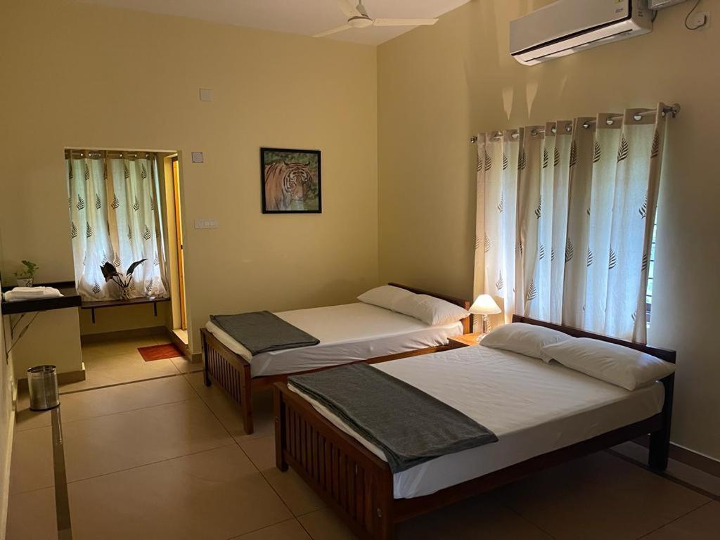 Athirapilly On The Rocks Hotel Athirappilly Quarto foto